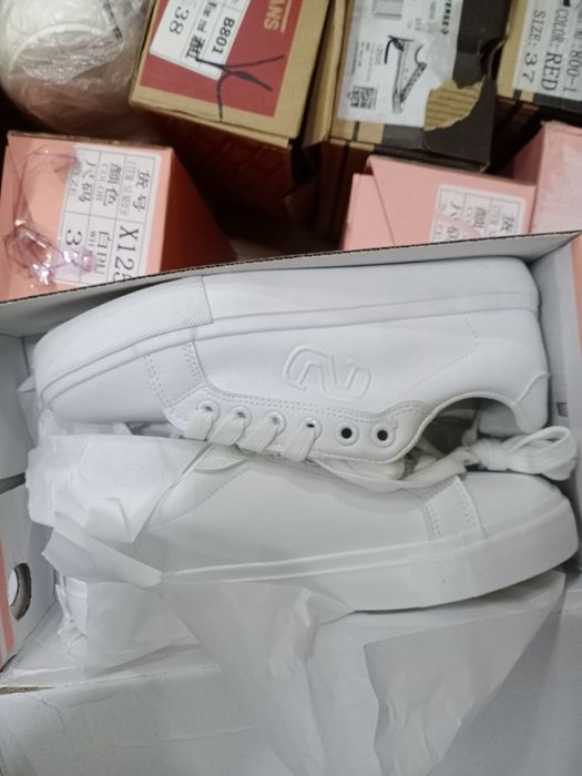 Продам белые кроссовки кожаные