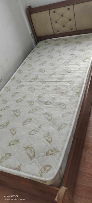 Кровать в хорошем состояние