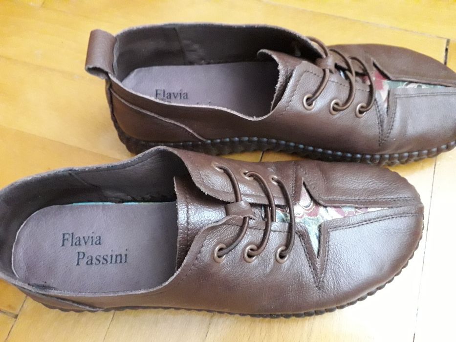 Vand pantofi din piele