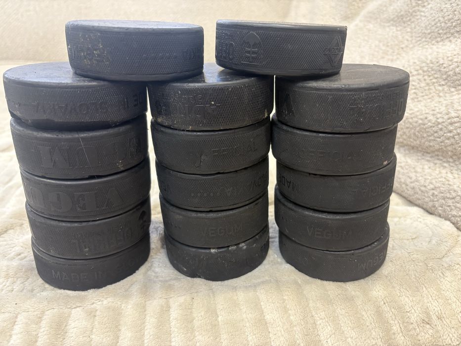 Продам шайбы для хоккея