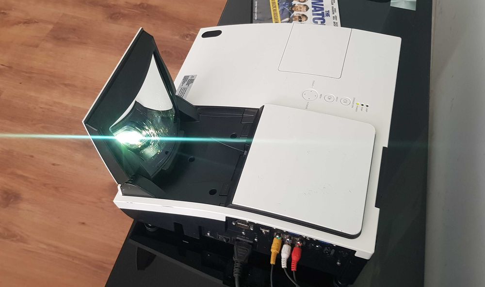 Hitachi ED A 100 videoproiector Ultra Short Throw film muzica arta