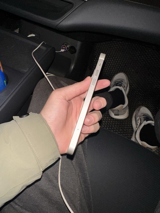 В продаже айфон 12