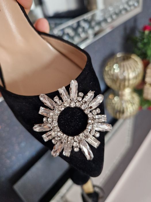 Pantofi decupați cu broșa cristal