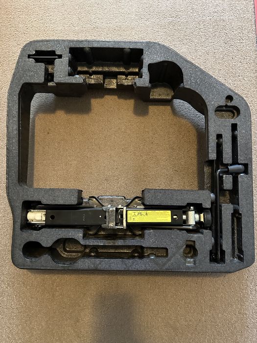 Cric Audi A4 B8 cu manivela si spuma