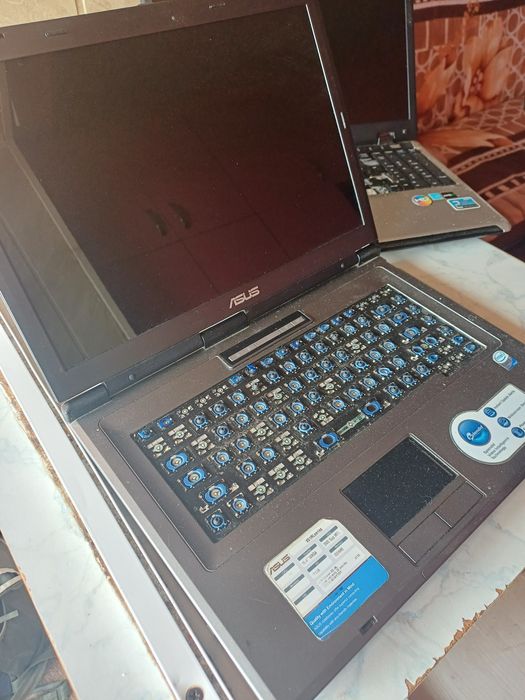 Vând 2 laptopuri 1 msi  și 1 Asus preț 200 de lei anbele
