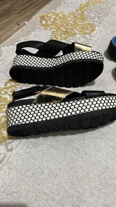 Женские сандалии