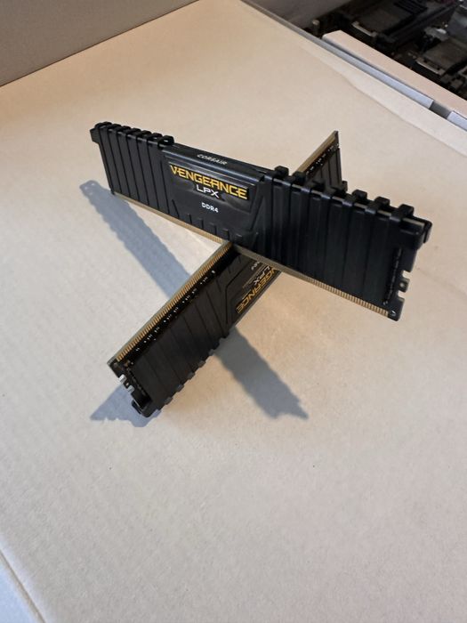 Corsair Vengeance 2400MHz cl16