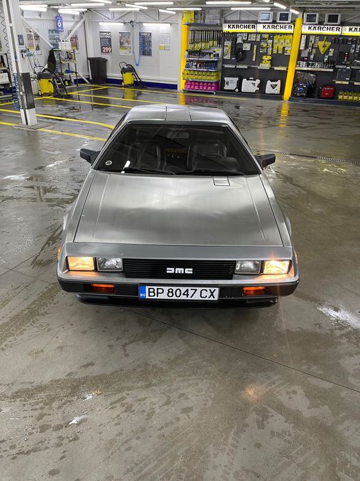 DMC 12 Delorean ретро