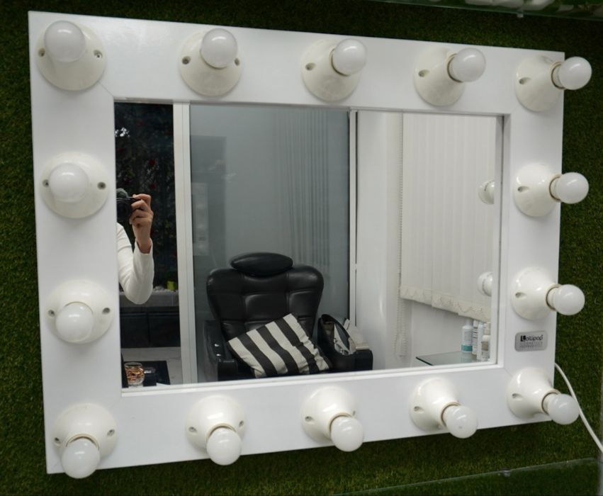 Огледало с осветление за грим