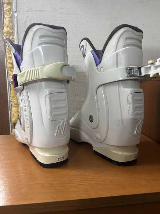 Vând schiuri, clăpari, căști+ochelari