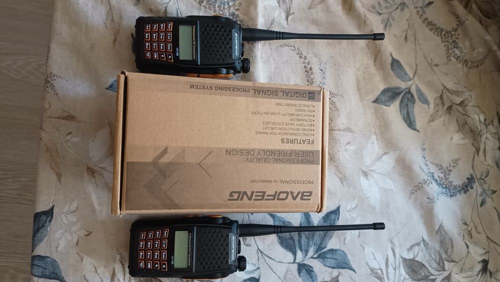 Комплект от две радиостанции,чисто нови!