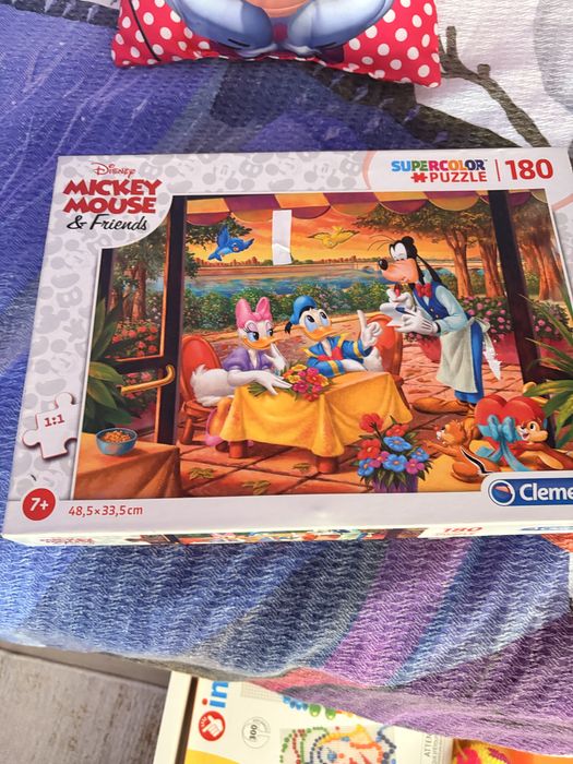 Различни видове детски играчки……