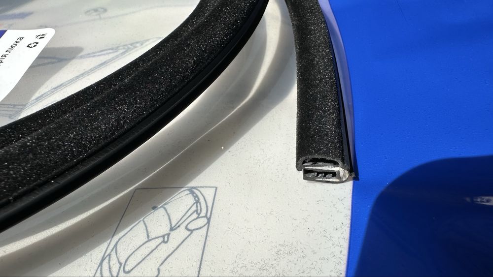 Уплотнитель крышки люка BMW E34.