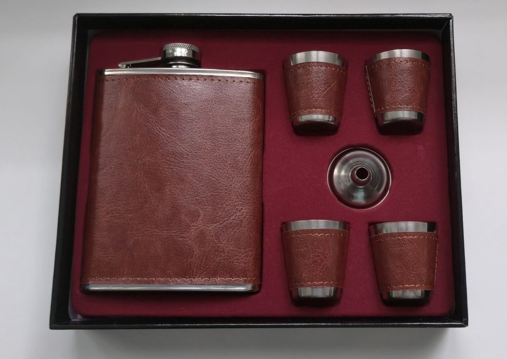Set cadou plosca cu 4 pahare in piele si pâlnie