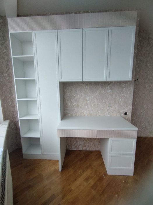 Шкаф для спальни со стульем