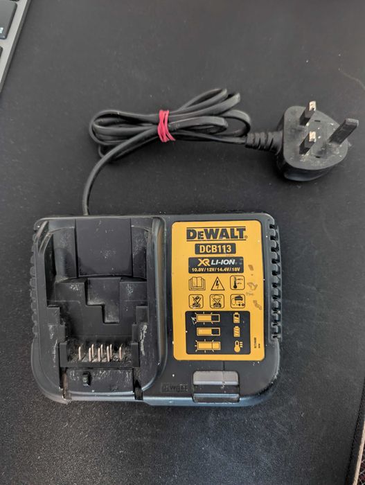 Încărcător acumulatori DeWalt DCB113 10.8V - 18V XR