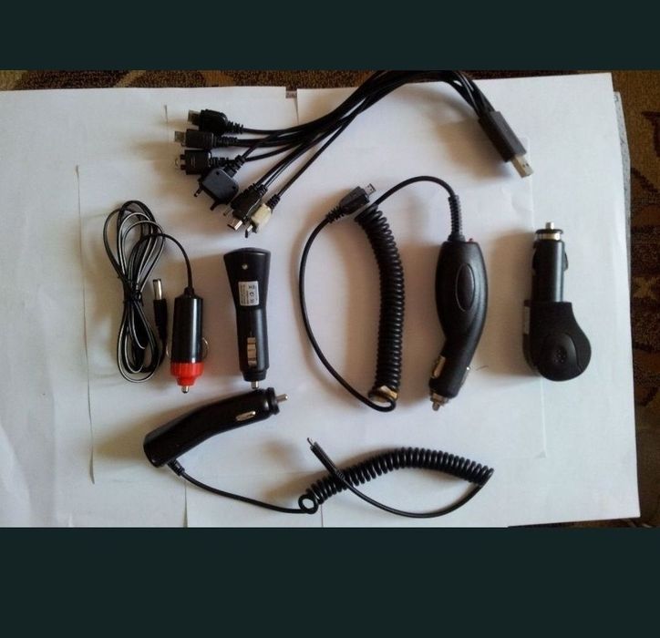 Încărcătoare auto de la bricheta masinii pentru diferite dispozitive, cu mufe diferite.