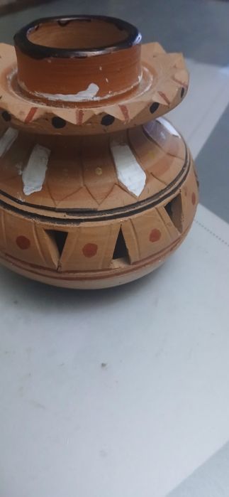 Малка вазичка за цветя с древни мотиви