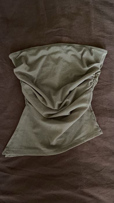 Дамски топове в размер S и XS. В добро състояние ( обличани са рядко).