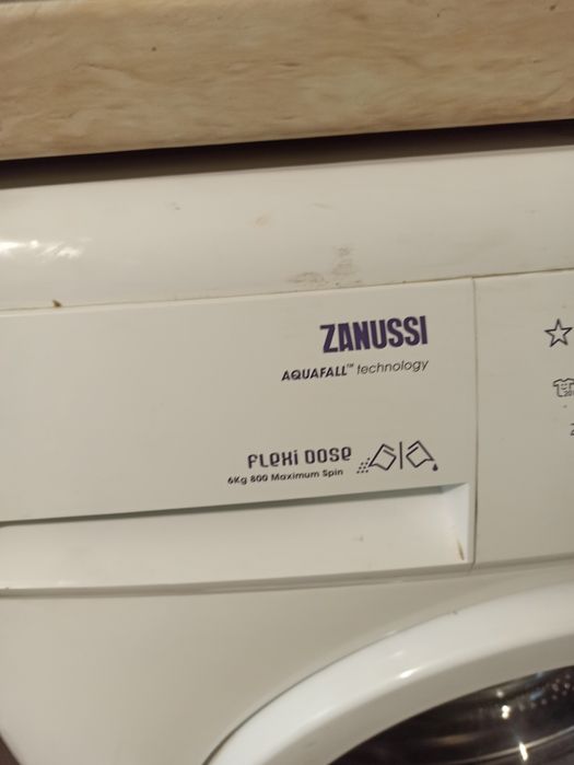 Продавам пералня Zanussi ZWG 680 K за части
