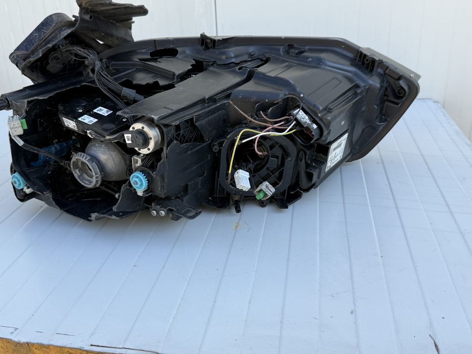 Far dreapta VW Touareg bi-xenon adaptiv original Cod 7P1941034