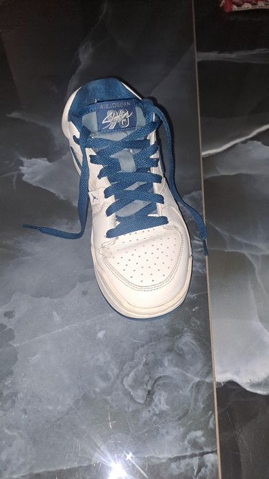 Adidași Nike Jordan albi cu albastru, originali, purtați doar o data