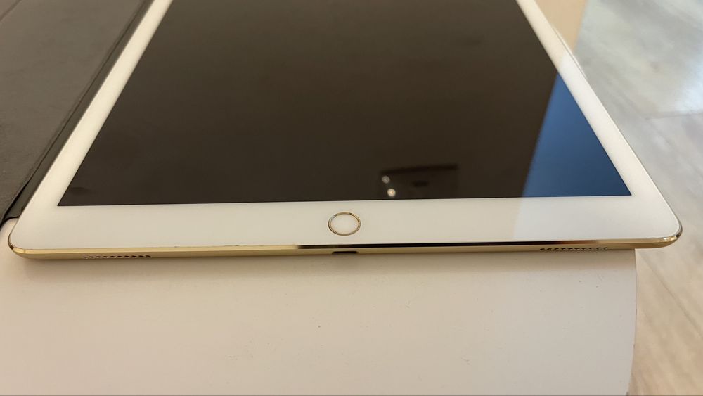 iPad Pro (12.9-inch) (2nd generation) A1670