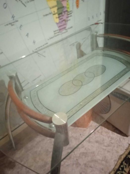 Стеклянный стол обеденный