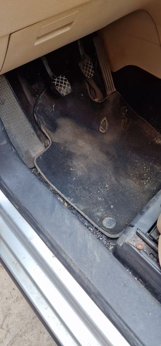 Curat și igienizez tapițerii auto