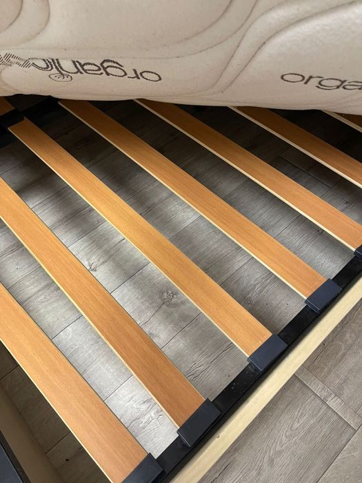 Кровать двуспальная с матрасом