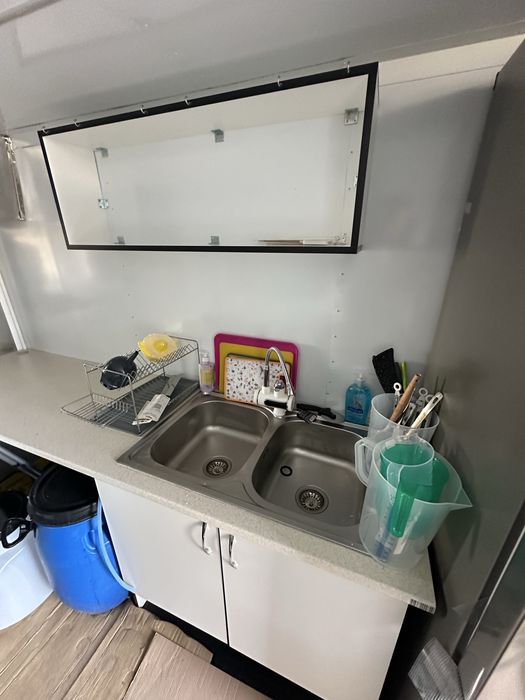 Продавам чисто нова търговска каравана