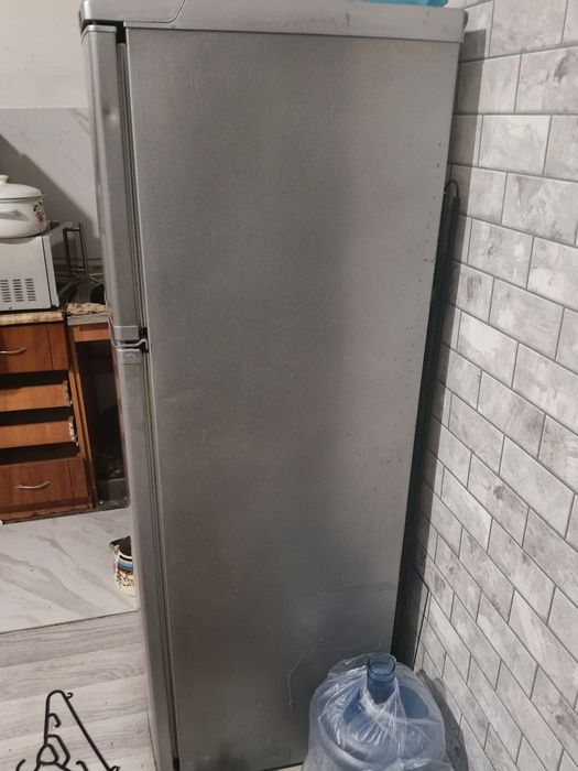 Холодильник с морозильной камерой