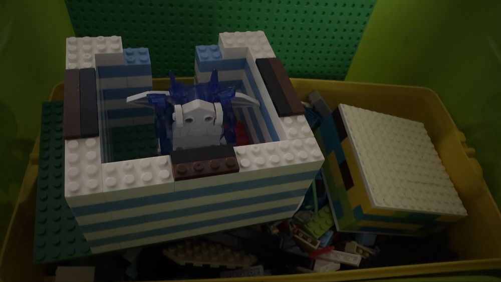 Продам лего  целая коробка