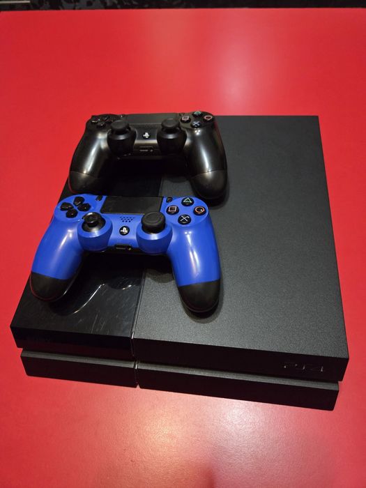Consola Ps4  cu 2 controlere