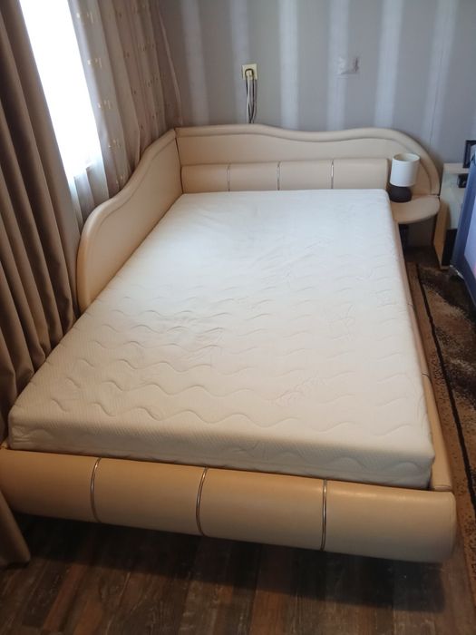 Легло за спане с нощно шкафче  спалня