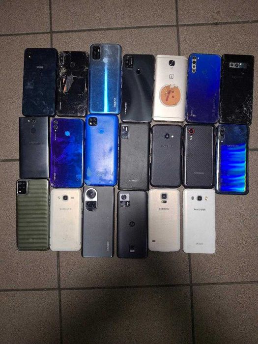 vand lot 50 telefoane samsung de piese