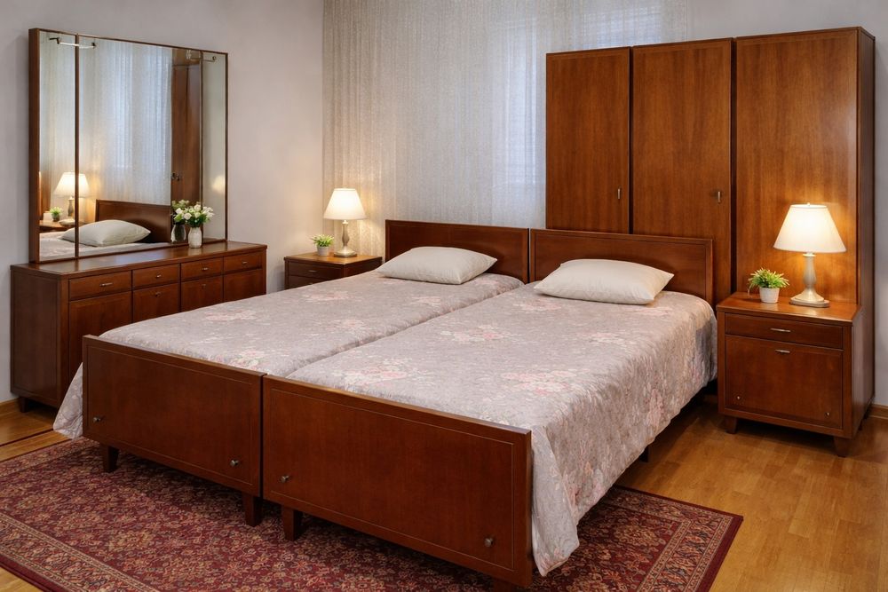 Продаётся спальный гарнитур из натурального красного дерева