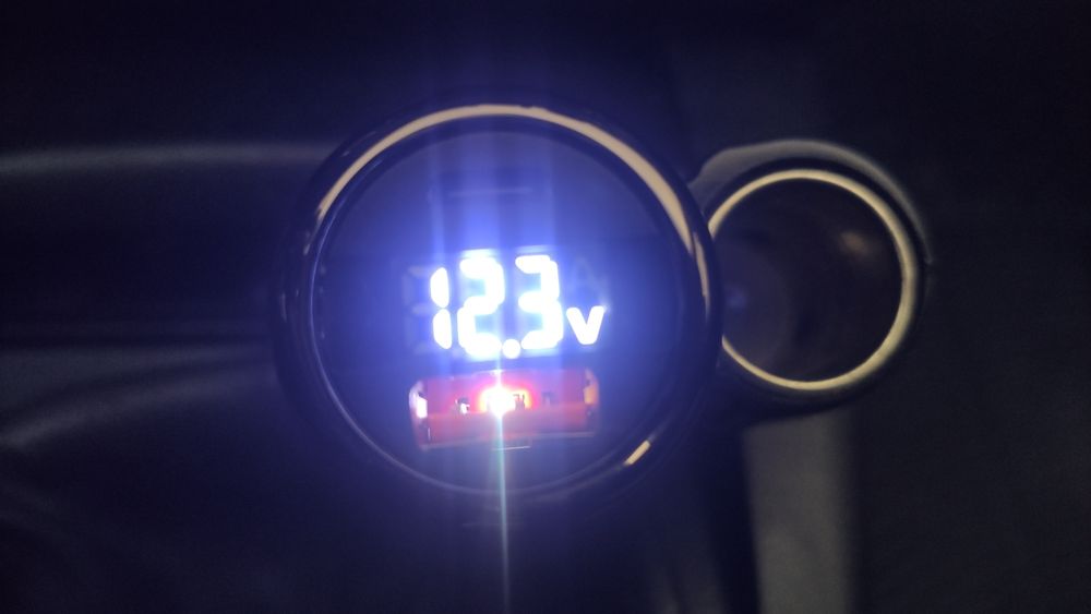 Зарядно за кола USB A , USB С и волтметър