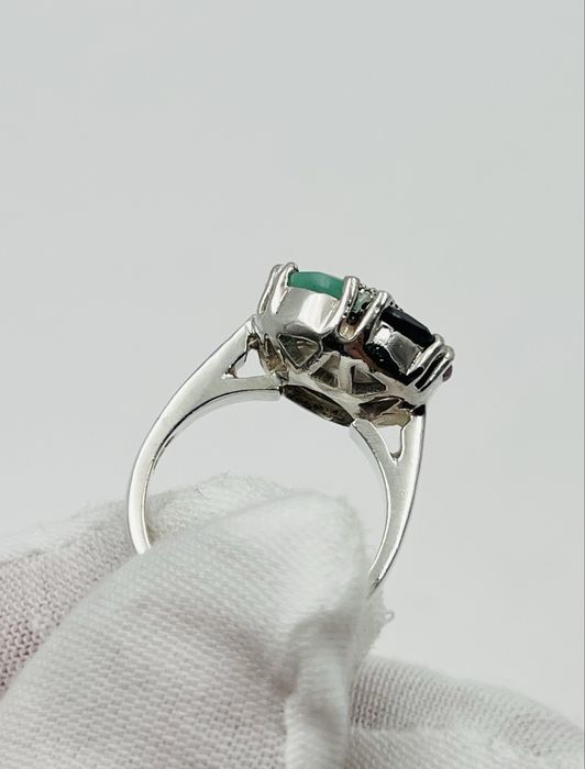 Сребърен пръстен с полускъпоценни камъни