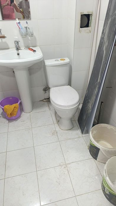 Продаю два унитаза все целое без сколов и царапин