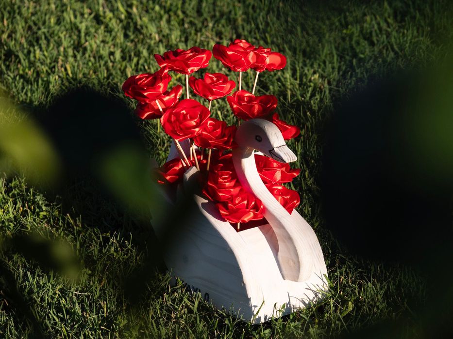 Декорация „Лебед с червени рози“ – ръчна изработка