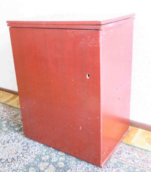 Швейная машина Чайка 142 М с тумбой, электроприводом и педалью