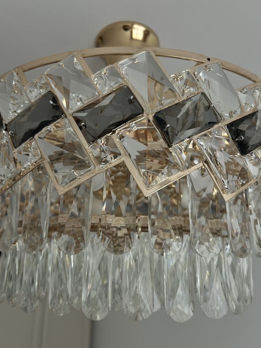 Lustră / candelabru auriu cu cristale design elegant