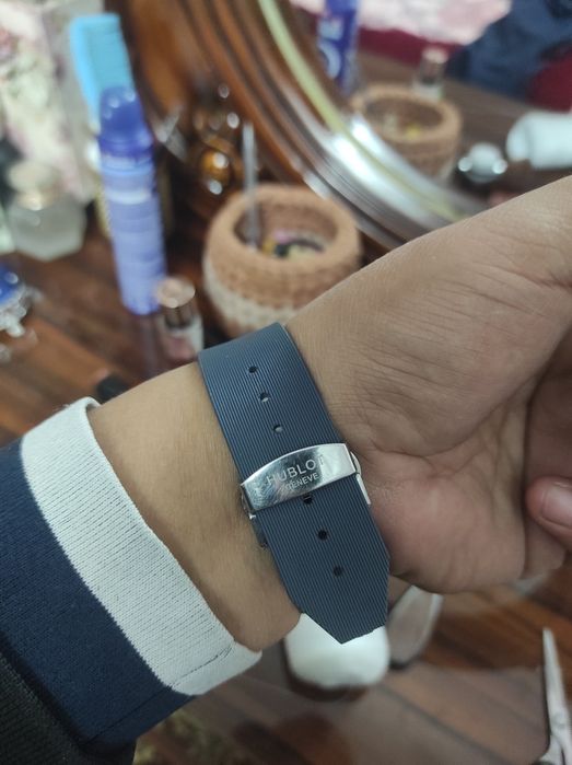 Hublot soat sotiladi