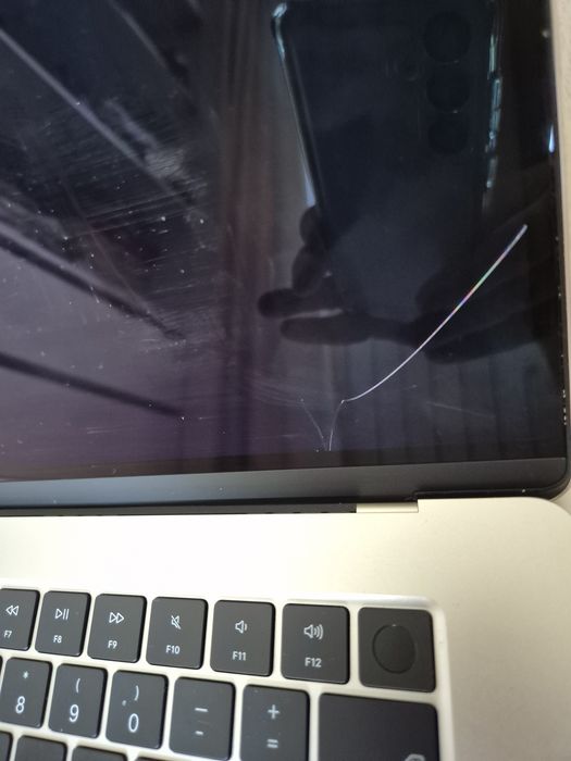 Macbook 2025 M4 15,3 inch 16GB RAM 512GB SD display nefunctional
 512GBSSD
 16GB RAM