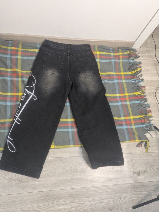 Продам джинсы с надписью
