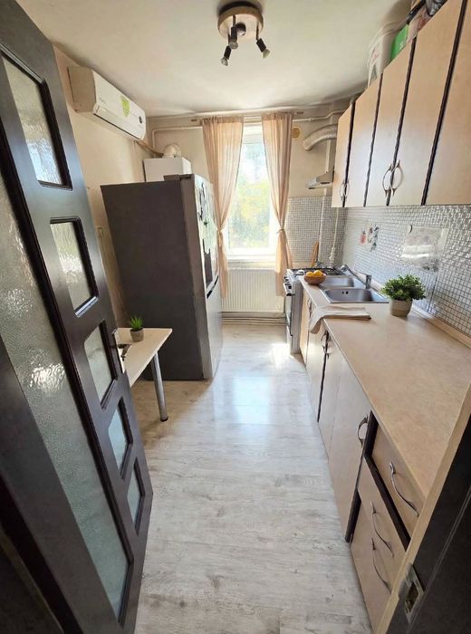 Apartament 2 camere semidecomandat vis a vis La Rocca Brazda/Titulescu etaj 3 centrala ,AC semimobilat