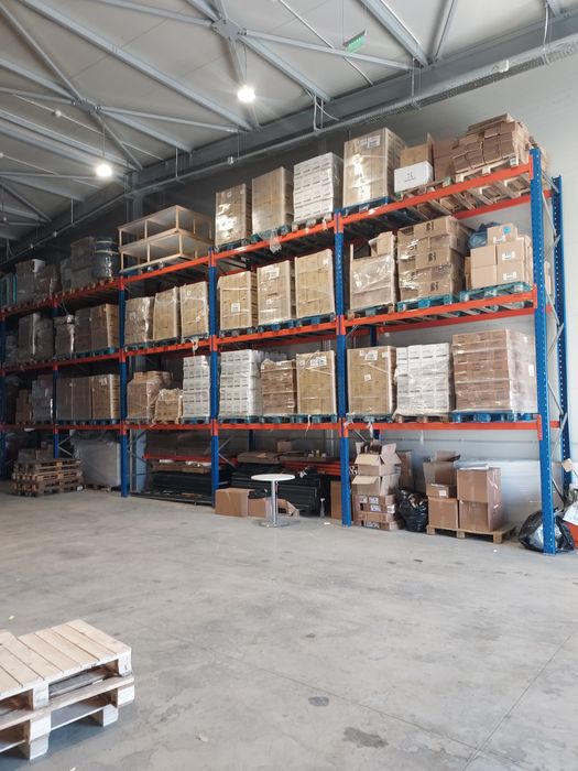 Stoc de rafturi metalice