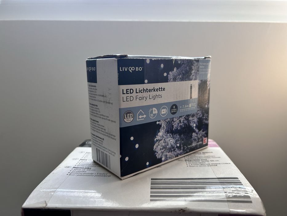 Изкуствена Коледна елха и светещи лампички