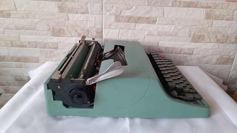 Стара колекционерска пишеща машина Olivetti Lettera 32 - Italy- 1960" год.